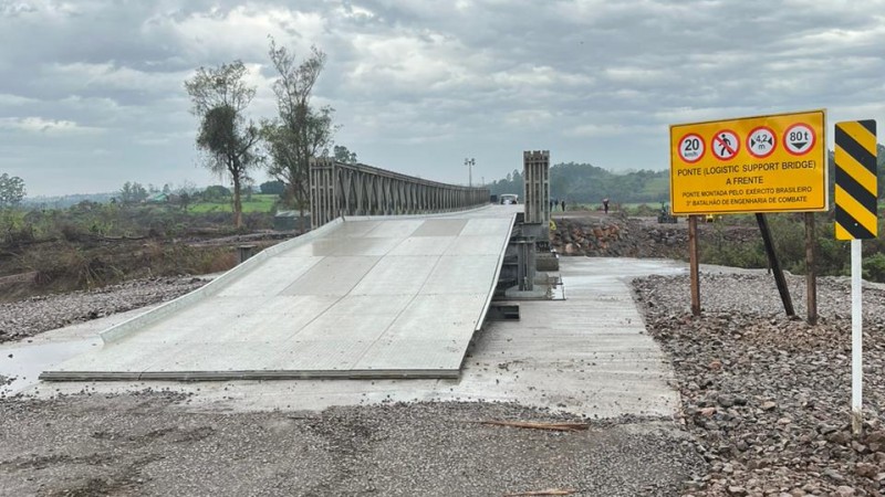 Imagem da ponte montada pelo Exército mostrando as lâminas de metal montadas pelo Exércitos e a construção das cabeceiras e acessos construídos pela SEDUR