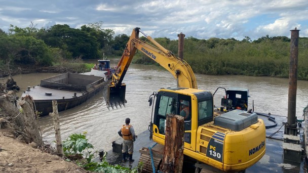 J&aacute; foram retirados 16 mil metros c&uacute;bicos de sedimentos, alcan&ccedil;ando 50% de execu&ccedil;&atilde;o da opera&ccedil;&atilde;o.